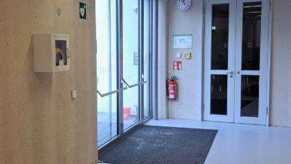 Bild: Stadt Marktredwitz/exb
Der Defibrillator in der Stadthalle hat einen neuen Standort.