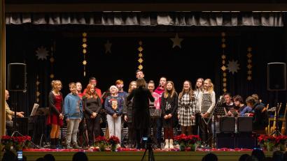 Bild: Foto-AG der Lobkowitz-Realschule/exb
Die Profilklassen Musik und Tanz, die Bandklasse, Talentgruppen, der Schulchor, alle fünften Klassen und verschiedene Solisten brachten ein buntes Weihnachtsrepertoire auf die Bühne.
