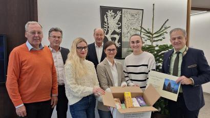 Bild: Fabian Polster/Landratsamt Tirschenreuth/exb
Bei der Übergabe der Pakete waren dabei: (von links) DAGA-Präsident Helmuth Wächter, Pressesprecher Walter Brucker, Nina-Katharina Haller (Abteilungsleiterin Sozialamt), Herbert Meier (DAGA-Schatzmeister), Judith Sollfrank und Marie Hofmann (Sozialamt Tirschenreuth) sowie Landrat Roland Grillmeier.