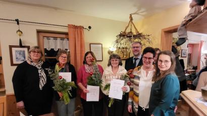 Bild: Gabi Schicker/exb
Bei der Weihnachtsfeier des ehrenamtlichen Hospizdienstes gab es auch Ehrungen: Gabi Schicker (von links), Maria Rother, Elke Burger, Christine Maischl, Vorstand Martin Kneidl, Sonja Schnurrer und Susanne Lehner.