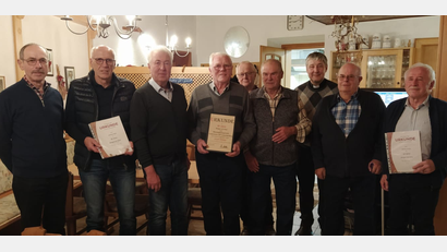 Bild: sl
Vorsitzender Josef Varnhold (Dritter von links) ehrt Richard Gilch, Josef Winter, Hans Fuchs (mit Urkunde), Johann Winter, Justin Winter (Fünfter und Sechster von links) und dankt Josef Baier (Zweiter von rechts).