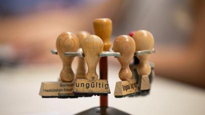 Bild: Sebastian Christoph Gollnow/dpa
Nur noch digitale Stempel in Zukuft? Ein Gesetz aus dem Justizministerium will Bürokratie abbauen und setzt auf die Digitalisierung.