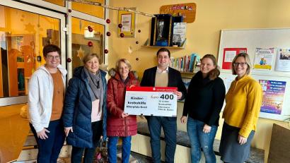 Bild: krb
Kita-Leitung Theresa Uhl, Marcus Zimmer, der Vorsitzende des Elternbeirates, Katrin Schell und Michaela Schön überreichen Petra Troppmann und Jutta Harbig (Zweite und Dritte von links) von der Kinderkrebshilfe den Scheck über 400 Euro. (von links nach rechts)