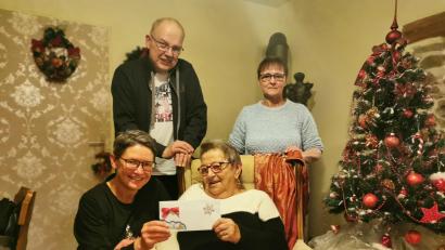Bild: Monika Gerl/exb
Bei der Weihnachtsfeier des SPD-Ortsvereins übergab Lia Zimmermann (vorne rechts) an Silvia Engel (links) und Marina Gebhard (stehend, zusammen mit Vorsitzendem Hubert Rosner) 150 Euro für das Schulfrühstück, weitere 150 Euro wird Gabi Kohl für den Kinderschutzbund erhalten.