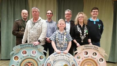 Bild: Reinhold Brandl /exb
Nach der Siegerehrung: (von links) Gauschützenmeister Werner Wendl, Schützenkönig Josef Schmauser, 1. Schützenmeister Martin Partsch, Jugendkönig Mika Weidinger, Bürgermeister Michael Göth, Liesel Christine Weidinger sowie 2. Schützenmeister und 1. Ritter Markus Rupprecht.