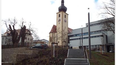 Bild: e
Das Kirchenumfeld war der letzte Abschnitt der Dorfplatzsanierung in Kümmersbruck.