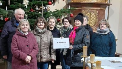 Bild: gz
Im Beisein der Vorstandschaft übergibt Frauenbund-Vorsitzende Beate Roth an Pfarrer Erwin Bauer eine Spende von 1000 Euro.