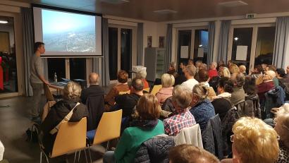 Bild: gi
Sehr viel Beifall erhält Jonas Rom bei der Premiere seines Filmes „Ndendule – Eine Mission im Regenwald“.