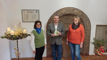 Bild: dob
Frauenbundvorsitzende Michaela Schuller (links) und Vorstandsmitglied Anneliese Mittelmeier (rechts) überbringen Rathauschef Andreas Wutzlhofer 250 Euro aus dem Erlös des Glühwein- und Lebkuchenverkaufs beim Patrozinium in der Dorfkirche.