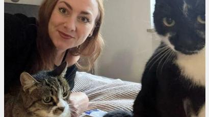 Bild: Miriam Funck
Miriam Funck beschenkt an Heiligabend ihre beiden Haustiere. Für Katze Gini (links) und Kater Hunter (rechts) gibt es leckeres Essen und Kissen zum Spielen.