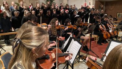 Bild: aub
Gemeinsam mit dem Unterstufenchor brachten der Lehrerchor und das Kammerorchester musikalisch Licht "In das Dunkel dieser Welt", wie John Rutter sein Werk betitelte.