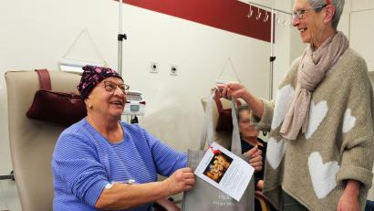 Bild: Klinikum/Uschold/exb
Die Vorsitzende des FFGO, Brigitta Schöner, überrascht eine Patientin mit einem liebevoll gepackten Weihnachtstütchen.