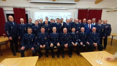 Bild: bjp
In Zessau bei Trabitz ehrt der Kreisfeuerwehrverband Neustadt/WN im Auftrag der Staatsregierung langjährig aktive Feuerwehrmitglieder aus Pressath, Schwarzenbach und Trabitz.