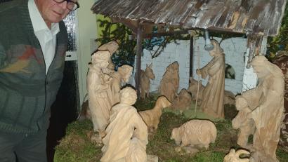 Bild: Lowak
Bis zu 45 Zentimeter hoch sind die Figuren in der geschnitzten Krippe von Christof Daubner.