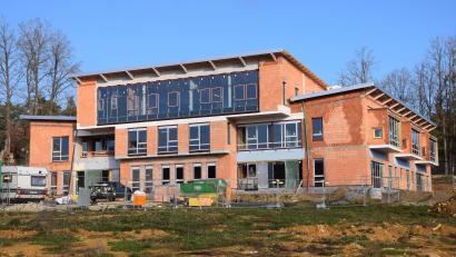 Bild: bö
Der Bau des Rathauses und des Kindergartens in der Neuen Mitte in Ebermannsdorf liegen im Zeitplan.