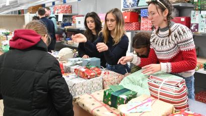 Bild: gf
Die jungen Damen des Erasmus-Gymnasiums halfen mit, die von ihrer Schule liebevoll eingewickelten Weihnachtspakete zu verteilen.