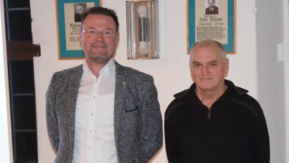 Bild: bö
Als neuen Feldgeschworenen der Marktgemeinde Hohenburg vereidigt Bürgermeister Florian Junkes (links) Klaus Falk.