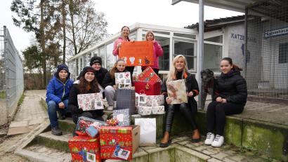 Bild: kaz
Adrian Scharnagl, Jenny Schlicht, Simon Hoschek, Emily Schreiner, Pia Männer, Schulleiterin Claudia Strobel-Dietrich, Schulhündin "Indra" und Alina Kreuzer (von links) übergaben die Spende an Christina Kreuzer (Vierte von rechts) vom Tierheim Tirschenreuth.