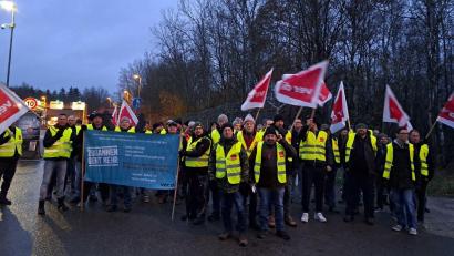Bild: Kathrin Birner/exb
In Vilseck streikten am Montag rund 70 Frauen und Männer.