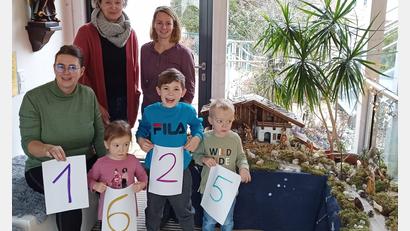 Bild: Kinderhaus &quot;Unsere Liebe Frau&quot; Tirschenreuth/exb
Kinderhausleiterin Monika Zeitler, Elternbeiratssprecherin Ilona König und Julia Malzer (von links) sowie die Kinder Klara, Benno und Toni (vorne, von links) freuten sich über die Spendensumme.
