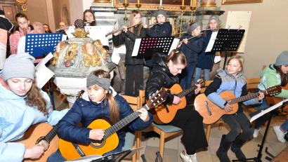 Bild: no
Die Querflöten- und Gitarrenspielerinnen von Illbirgis Klimperkiste zeigten bei den Beiträgen ihre musikalischen Fähigkeiten.