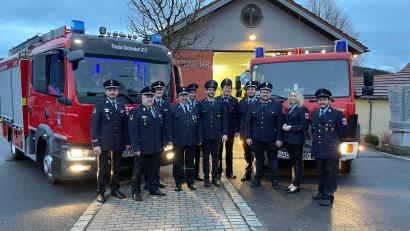 Bild: Feuerwehr Dietersdorf/exb
Das neue "Mittlere Löschfahrzeug" (links) ist eingetroffen. Darüber freuen sich (von links) Kreisbandmeister Andreas Brandstätter, Ehrenkreisbrandinspektor Richard Fleck, Kreisbrandinspektor Christian Weinfurtner, Kommandant Georg Bayer, Maschinist Wolfgang Klein, Schriftführer Armin Ebnet, Gerätewart Stefan Wild, stellvertretender Kommandant Florian Ring, stellvertretender Vorsitzender Andreas Bauer, Vorsitzende Rosi Paa und Jugendwart Alexander Vogl.