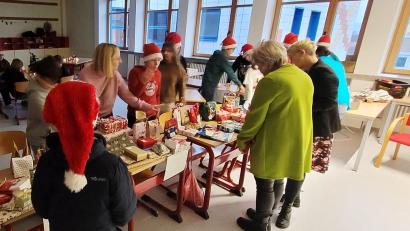 Bild: Andreas Fröhlich/exb
Der Erlös des Weihnachtsmarkts am Nabburger Gymnasium dient einem guten Zweck.