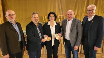 Bild: mma
Spenden überreichen der Männergesangverein (links) und die CSU (rechts) für die Behinderten- und Krankenfürsorge, wofür sich Hannelore Schuster (Mitte) bedankt.