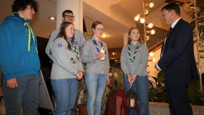 Bild: Christina Geiger/exb
Andreas Klein, Elyssa Heydorn, Fabian Leonhardt, Helena Staeck und Louise Völkl vom VCP übergeben das Friedenslicht an OB Jens Meyer.