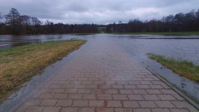 Bild: kaz
Die Fichtelnaab ist bei Erbendorf und Plärn über die Ufer getreten. Auch der Verbindungsweg von Plärn nach Inglashof ist überschwemmt.