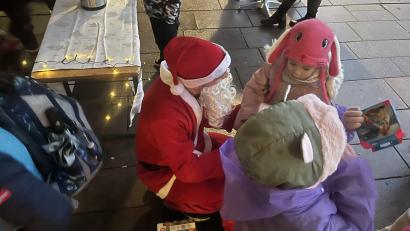 Bild: srm
Bei den jüngeren Gästen kam vor allem der Weihnachtsmann gut an. Dank der zahlreichen Spenden hatte er auch für jedes Kind ein passendes Geschenk.