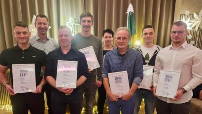 Bild: Martina Weiß/exb
Bei der Ehrung anwesend waren (von links) Thomas Hufnagel, Geschäftsführer Markus Weiß, Alexander Ries, Tobias Staufer, Alexandra Wiesmeth, Peter Dürr, Michael Götz und Tobias Lehmeier.