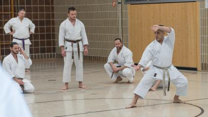Bild: Martin Groetsch/exb
Mohammed Abu Wahib demonstriert in Vohenstrauß verschiedene Karate-Techniken.