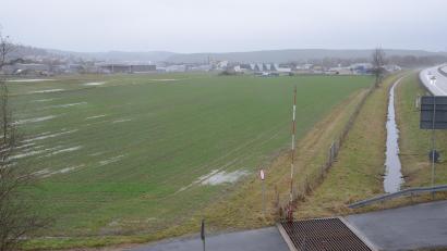 Bild: bey
Das Gewerbegebiet "Obere Tratt" soll in einem breiten Streifen mit einer Größe von rund sieben Hektar entlang der A 93 erweitert werden. Die derzeitigen winterlichen Verhältnisse lassen in der freien Natur die Grundstücksgrenze Richtung Osten nicht erkennen.
