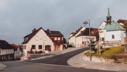 Bild: Susanne Forster
Als in 2023 besonders gelungene realisierte Vorhaben nannte Stadtrat Hubert Häring (CFWG) die Modernisierung des Silberbergs (im Bild), der Bischof-Senestrey-Straße, der Philipp-Mühlmayer-Straße und der Bahnhofstraße in Bärnau.