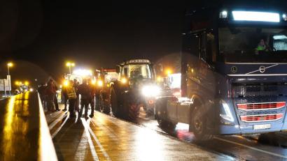 Bild: mab
Bauern und Fuhrunternehmer protestieren und blockieren die Ortsdurchfahrt in Schwarzenfeld.
