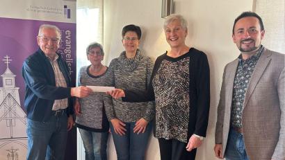 Bild: u
Zur Unterstützung der Arbeit des evangelischen Seniorenkreises übergibt Stadtrat Rudi Wild einen 300-Euro-Scheck der Stadt Hirschau (von links): Stadtrat Rudi Wild, stellvertretende Seniorenkreisleiterin Gabriele Heuberger, Stadträtin Hildegard Gebhardt, Seniorenkreisleiterin Ingrid Schlosser und Pfarrer Stefan R. Fischer.