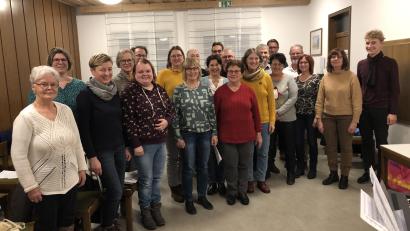 Bild: sei
Simon Hofmann (rechts) leitet den Projektchor, der am Heiligen Abend und am zweiten Weihnachtsfeiertag die Gottesdienstbesucher in der katholischen Kirche erfreut.