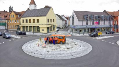 Bild: Juergen Richthammer/exb
Vermessungsgruppenleiter Robert Feldbauer, Bürgermeister Martin Birner, die beiden neuen Feldgeschworenen Alois Fleischmann und Konrad Hoch sowie Matthias Hammerl (von links) freuen sich, dass nun wieder klare Eigentumsverhältnisse herrschen. 

Beste