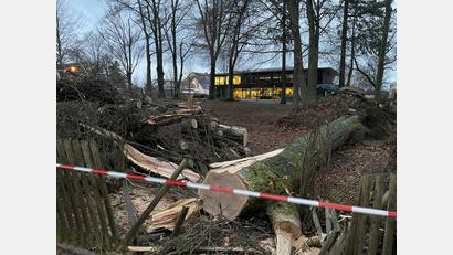 Bild: dob
Am Tag nach dem Sturm ist die Einsatzstelle in Vohenstrauß abgesperrt.