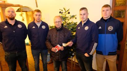 Bild: do
Andreas Steinl (Mitte) dankt im Namen der Kinderkrebshilfe für die Spende der FC-Fußballer Korbinian Gmelch und Stefan Herbert (von links) und von Nikolas Wiesnet und Michael Diepold (von rechts), die aus den Mannschaftskassen und im Auftrag der Ultras insgesamt 350 Euro überreichten.
