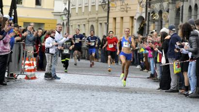 Bild: Hubert Ziegler
Domenika Mayer von LG Telis Finanz Regensburg überquert die Ziellinie: Sie siegte im Hobbylauf über 5000 Meter und im Hauptlauf bei den Damen über 7,5 km.