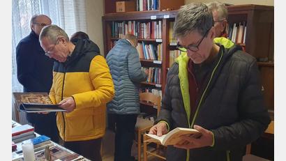 Bild: mas
Die neue Bibliothek im Kloster St. Felix findet großes Interesse. Zur Eröffnung informierten sich viele Besucher über das Angebot an religiöser Literatur.