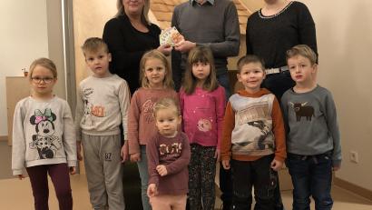 Bild: Sabine Maderer/exb
Thomas Prüll übergibt die Spende an Leiterin Sabine Maderer (links hinten).