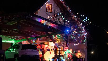 Bild: lum
Die weihnachtlich geschmückte Einfahrt an der Tirschenreuther Straße