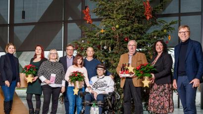 Bild: IGZ/exb
IGZ-Geschäftsführer Johann Zrenner (rechts), Geschäftsführer IGZ Automation Alfred Meyer (Vierter von links), IGZ-Bereichsleiter Christian Weiß (Fünfter von links) und Katharina Zrenner (links) überreichten die Spenden.