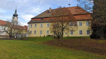 Bild: lnz
Im Garten des Pfarr- und Jugendheims in Leonberg sind ab 2024 Trauungen unter freiem Himmel möglich.