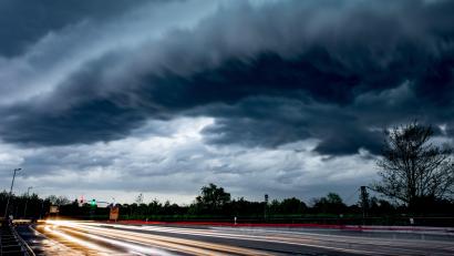 Symbolbild: Marcel Kusch/dpa
Da braut sich richtig was zusammen: Werden starke Stürme und Unwetter angekündigt, ist es mitunter besser, gar nicht erst loszufahren.