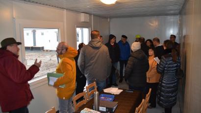 Bild: ak
Bei einem Vor-Ort-.Termin schauten sich die Gemeinderäte auch im Aufenthaltsraum der Wohncontainerunterkunft um.