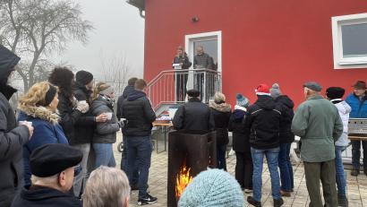 Bild: ils
Lara Fütterer und Karl Hauer lesen beim Weihnachtsgrillen eine Geschichte vor.